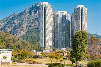Jordan Valley Park is located at the valley shaped by Ping Shan, Shum Wan Shan and Kowloon Peak. With the nearby housing estates such as Shun Lei Disciplined Services Quarters and Shun Lei Estate, the park blends into the Shun Lei community as one of the go-to places for outdoor recreational activities.